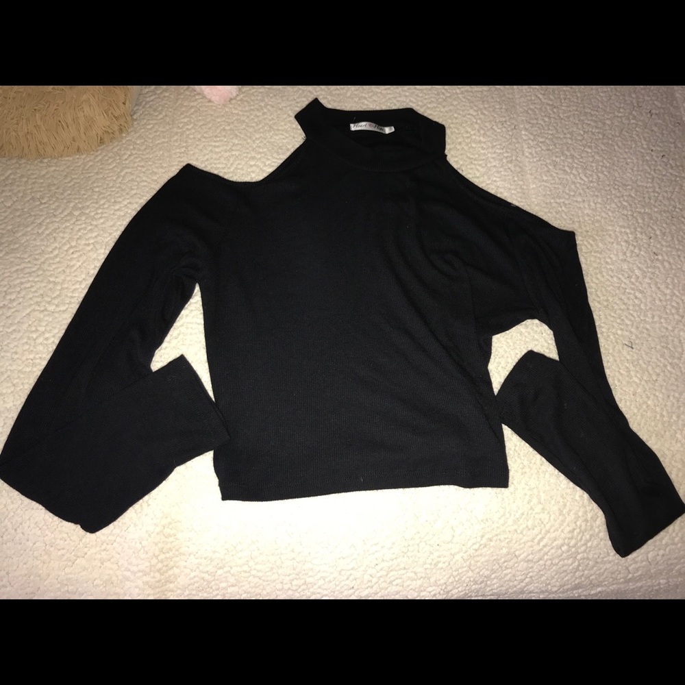 Black long sleeve open shoulders crop top